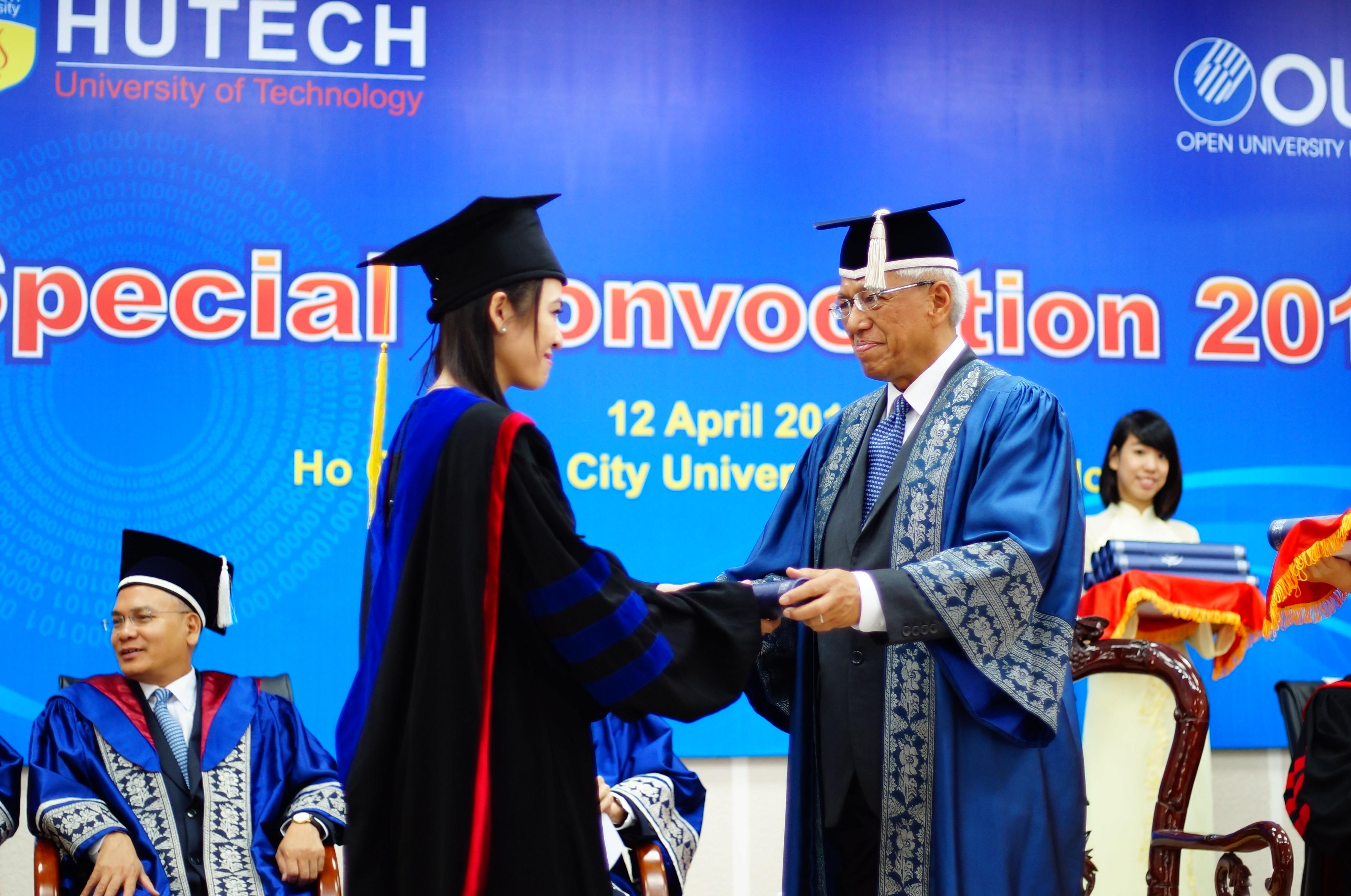 Học viên nhận bằng Tốt nghiệp từ lãnh đạo OUM.