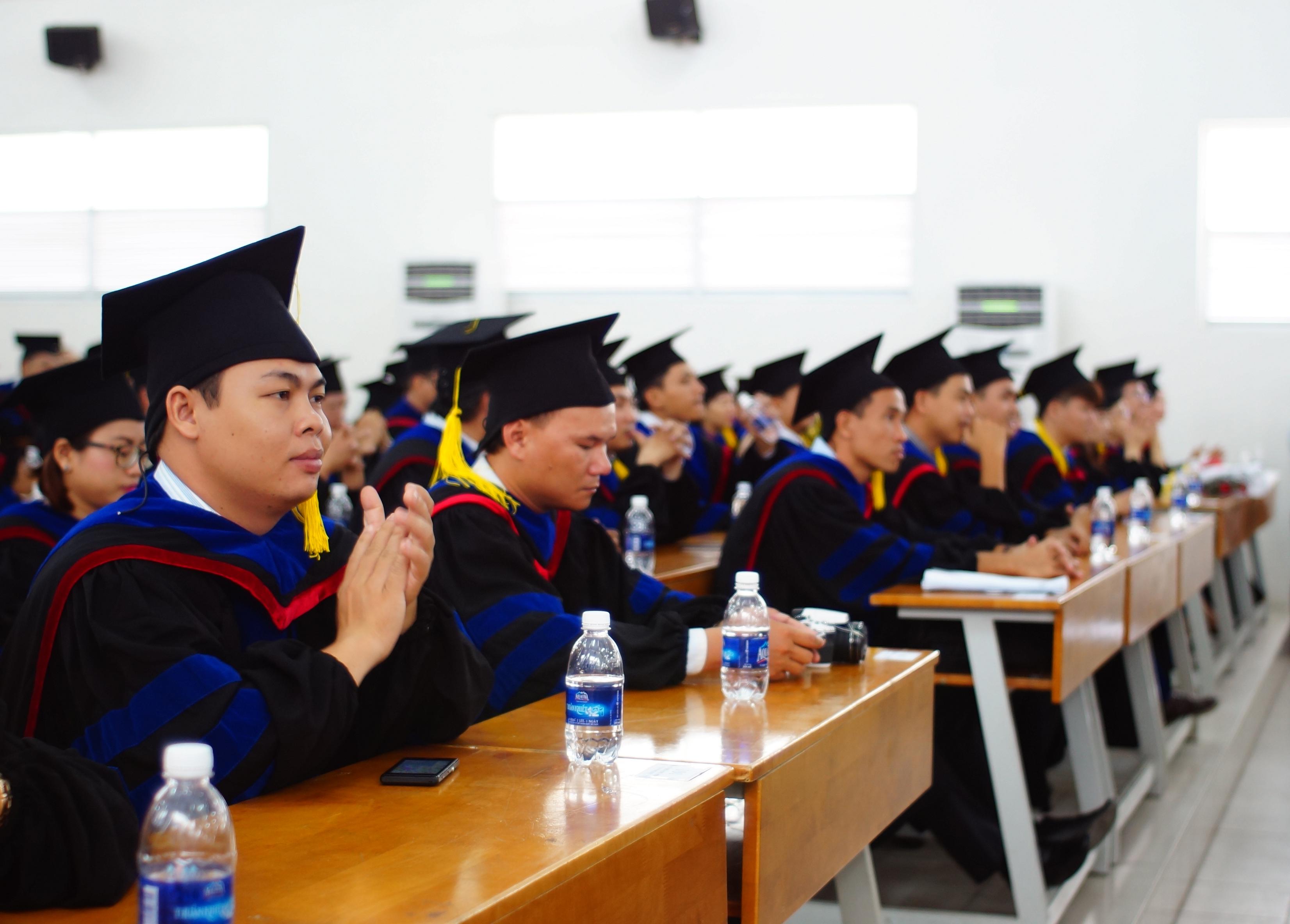 Niềm vui của các Tân Thạc sỹ ngày tốt nghiệp.