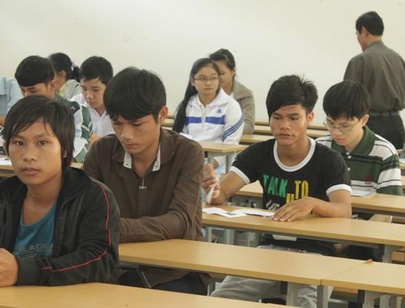 Thí sinh dự thi ĐH tại cụm thi liên trường Quy Nhơn năm 2013.