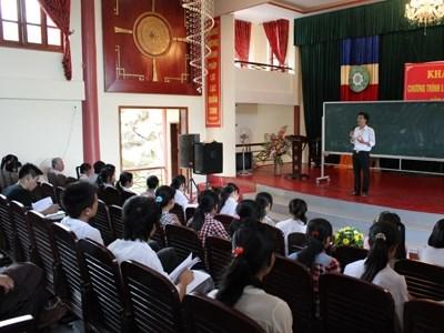 Thầy Phạm Tuấn Đạt dạy lý tại lớp luyện thi miễn phí chùa Biện Sơn (Yên Lạc, Vĩnh Phúc)