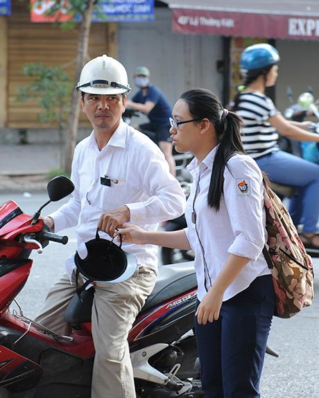 Phụ huynh đưa con đi thi từ sáng sớm
