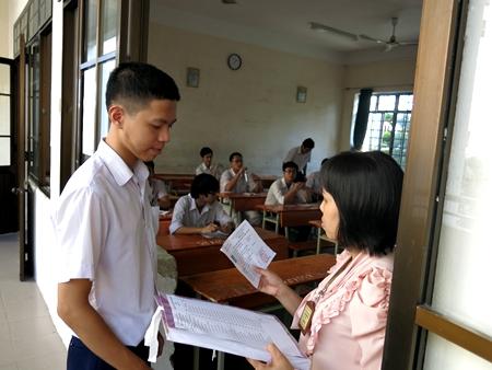 Thí sinh tại Đà Nẵng bước vào buổi thi Văn - môn thi đầu tiên của kỳ thi tốt nghiệp THPT 2014.