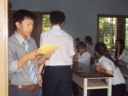 Giám thị gọi thí sinh vào phòng thi tại
