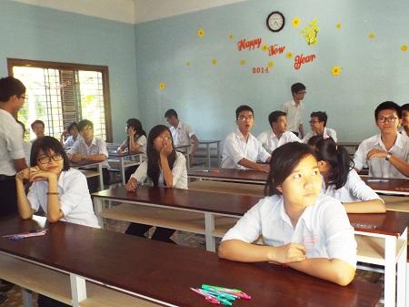 Thí sinh Nha Trang chuẩn bị làm bài thi Ngữ Văn, sáng 2/6.