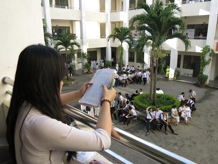 Thí sinh tại Đà Nẵng xem lại bài vở trước khi vào phòng thi.