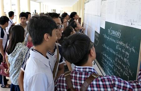 Thí sinh dò sơ đồ phòng thi và đọc những điều đặc biệt lưu ý trong buổi làm thủ tục, học quy chế.