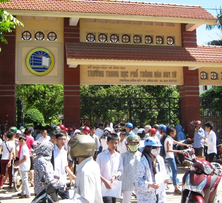 Đề thi toán vào lớp 10 Quảng Bình khá dễ thở
